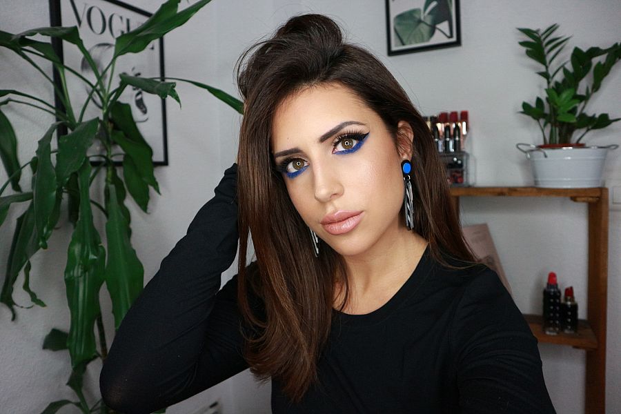 Puedes completar el look con complementos de color azul