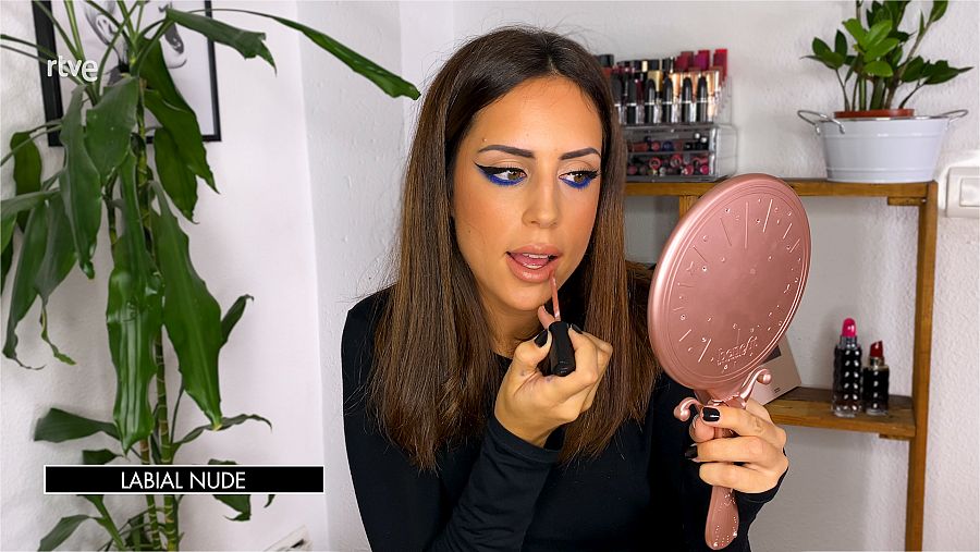 Finalizamos el 'look' con un labial nude y gloss para aportar jugosidad