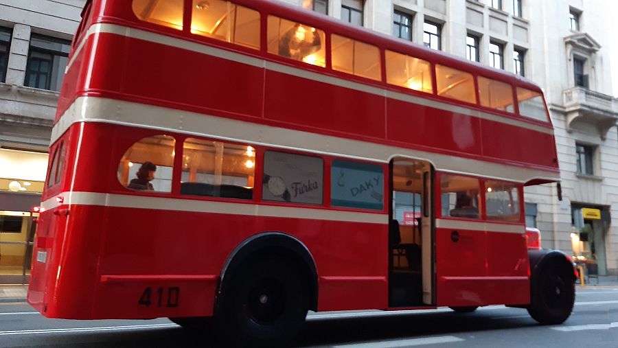 El autobus pertenece al primer lote de 50 unidades de la serie 400, que originariamente eran de color rojo y crema