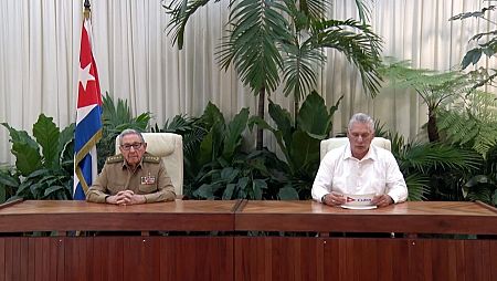 El presidente cubano Miguel Díaz-Canel (d) y el líder del Partido Comunista de Cuba, Raúl Castro (i)
