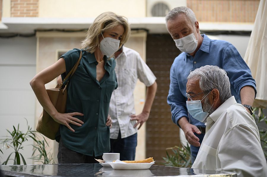 María (Silvia Abascal) y Carlitos (Carlos Hipólito) con Antonio (Imanol Arias)