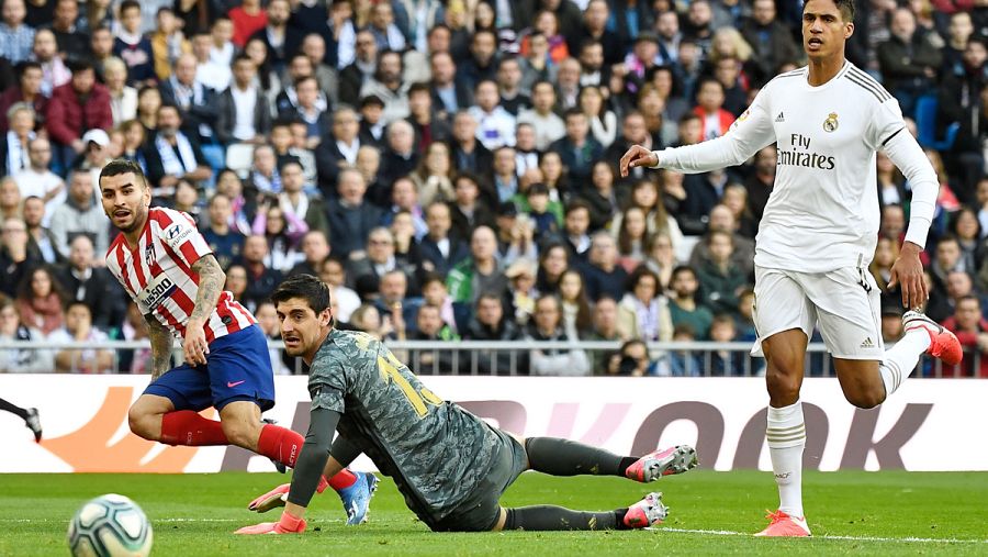 Correa (izqda) remata ante Courtois