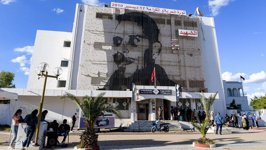 Efigie de Mohamed Bouazizi, el joven tunecino que inició las revueltas árabes, en la avenida que lleva su nombre, en la localidad de Sidi Bouzid (Túnez). Foto: Fethi Belaid / AFP