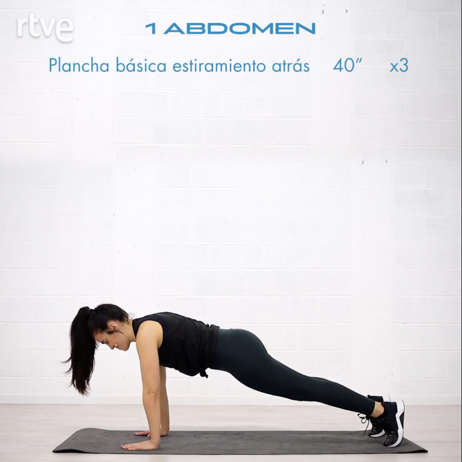 Abdominales a punto entrenando en casa: una rutina que puedes