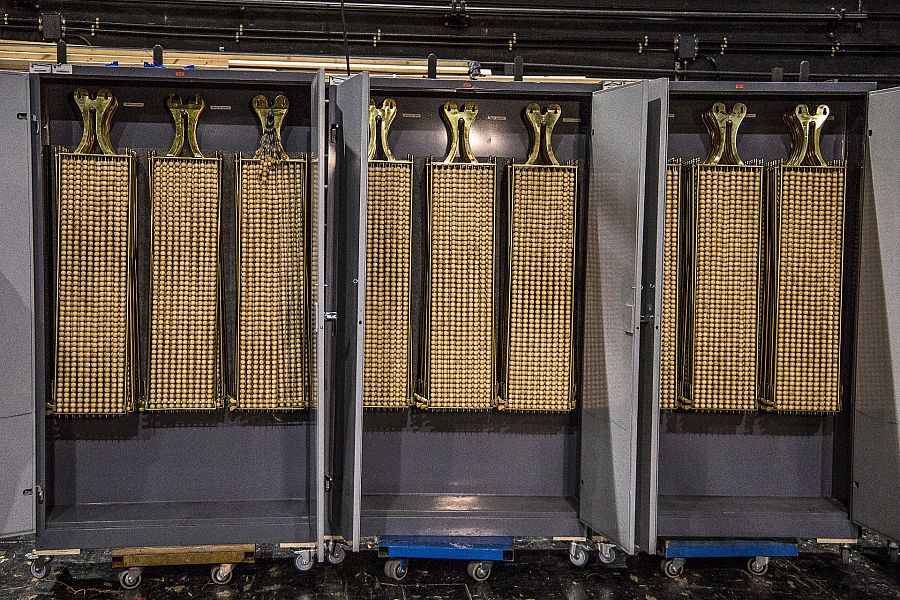 Las 100.000 bolas de números y las 1.807 bolas de premios, fabricadas en madera de boj, ya están en el Teatro Real