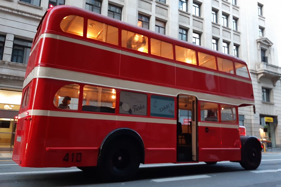 El autobus pertany al primer lot de 50 unitats de la sèrie 400, que originàriament eren de color vermell i crema TMB