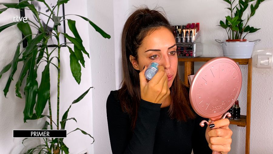 Preparamos la piel, como siempre, primero el primer, después la base, el corrector, los polvos translúcidos