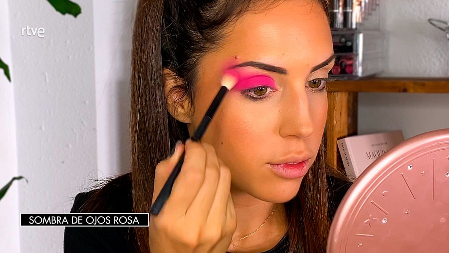 Aplicamos la sombra rosa en el párpado