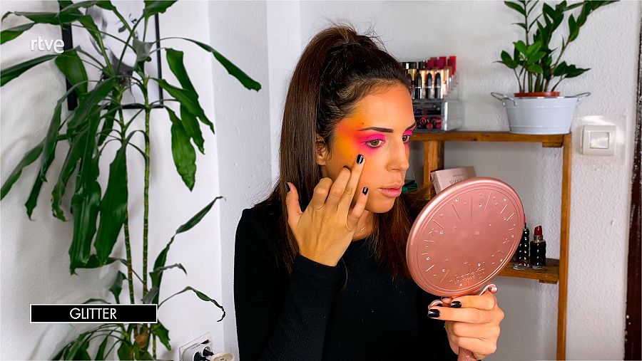 Añadimos un glitter dorado para que brille más nuestro rostro.