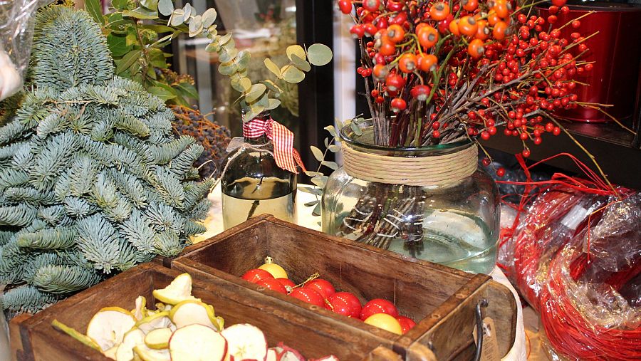 Para la decoración podemos incluir velas, piñas, bolas de navidad, ramas de canela, granadas secas o rodajas de naranja