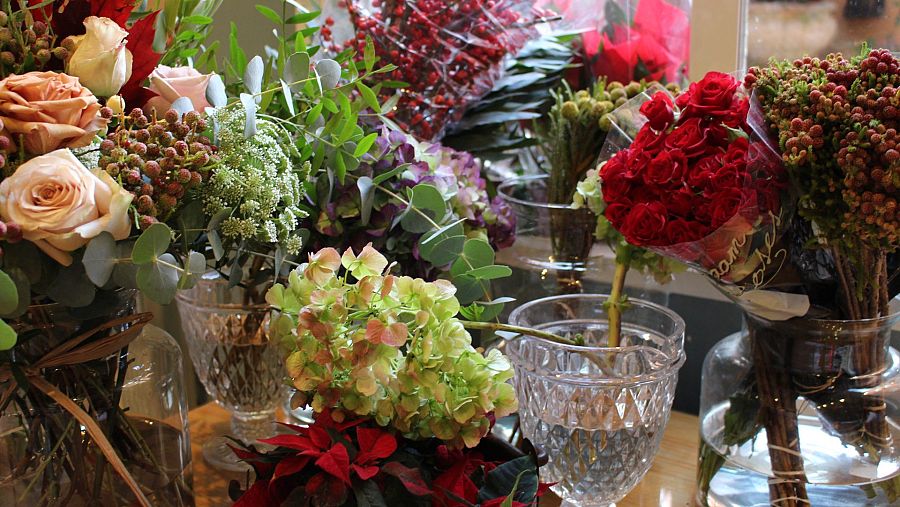 En esta época navideña podemos poner Illex, Esquimia, Brunia, Hortensias o rosas para dar luminosidad y naturalidad