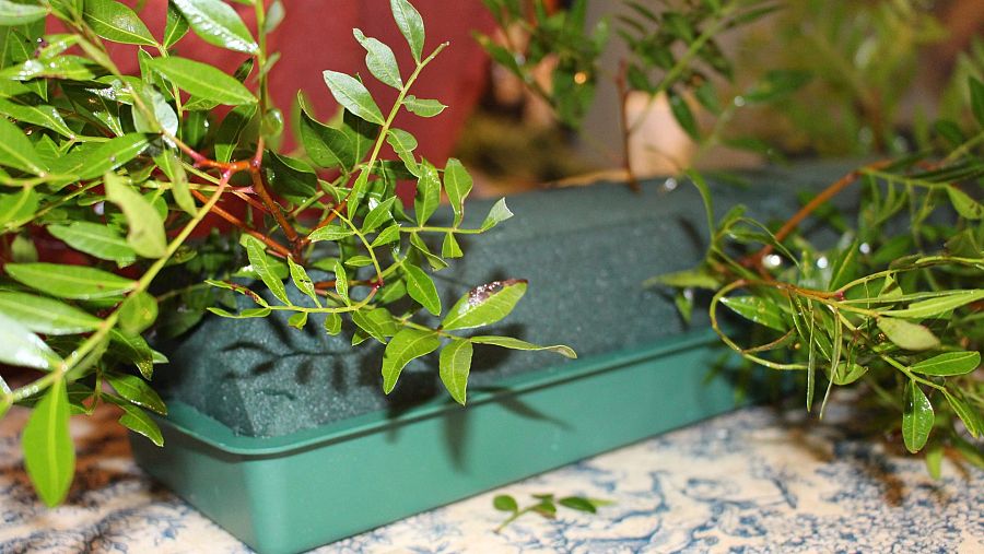 Es importante cortarle las esquinas a la esponja floral para que podamos poner bien las flores y cubrir adecuadamente