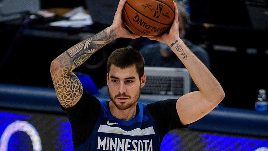 'Juancho' Hernángomez intenta un pase durante un partido