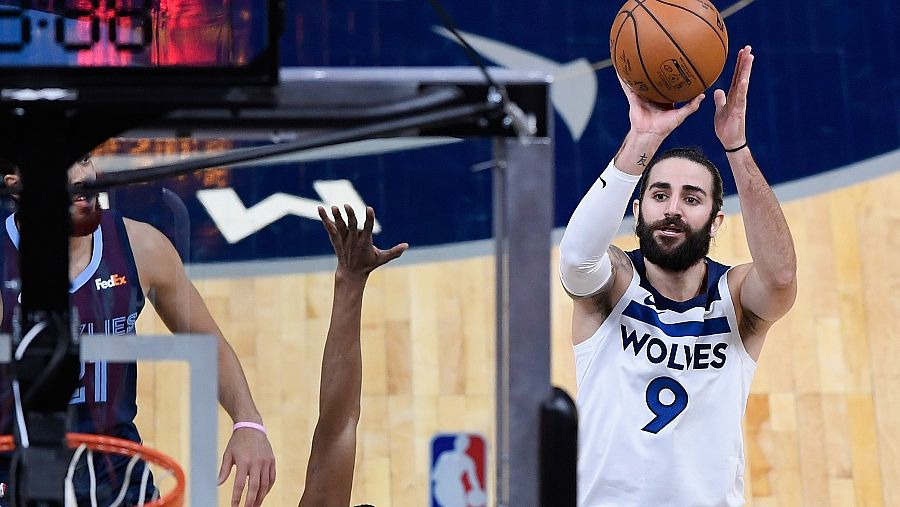 Ricky Rubio intenta un lanzamiento a canasta con los Timberwolves