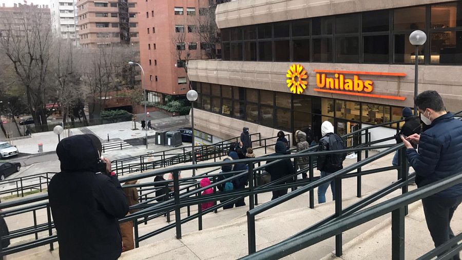 Largas colas para hacerse la prueba de la COVID con la Lotería de fondo y a dos días de Nochebuena