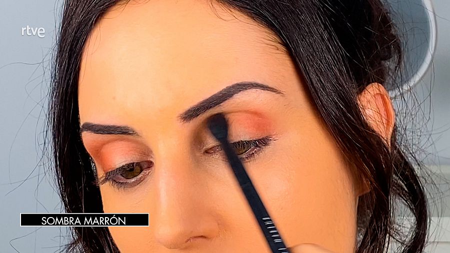 Maquillaje de nochevieja. Paso 6: Sombra marrón