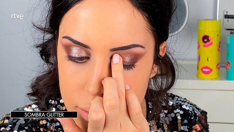 Maquillaje de nochevieja. Paso 9: sombra glitter