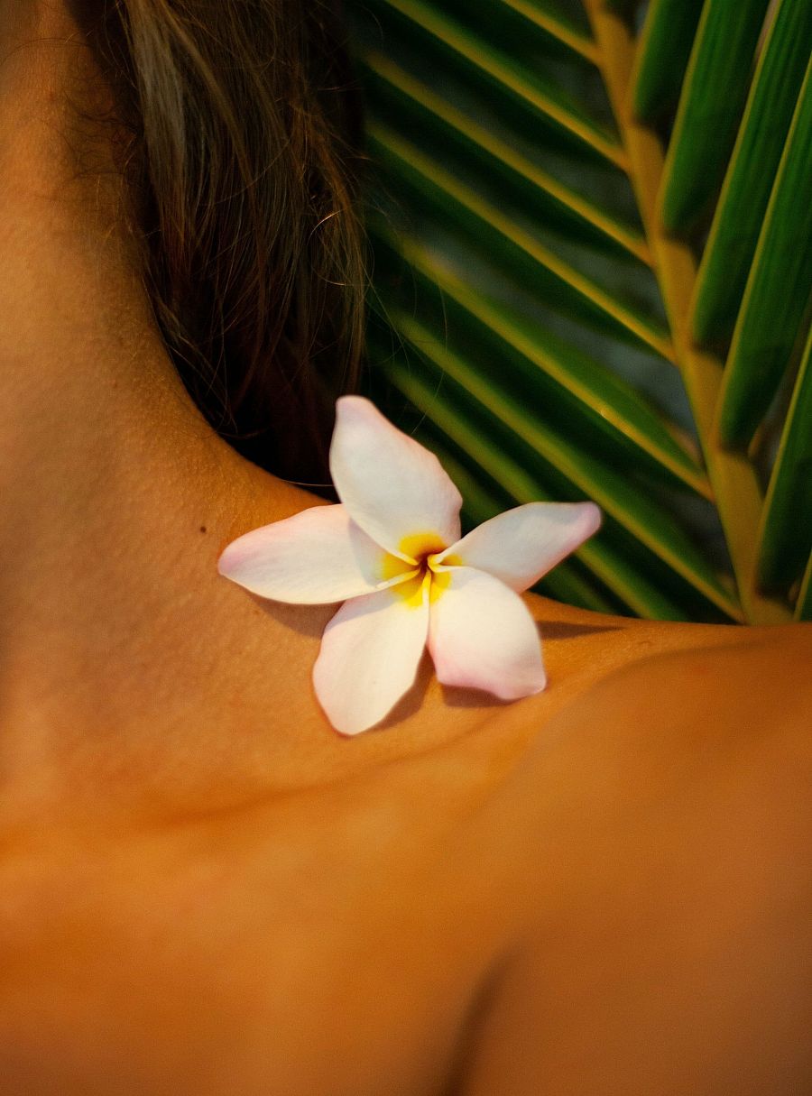 Lo bueno de utilizar un aceite para limpiar la piel es que retira mejor la suciedad, los restos de maquillaje, porque son oleosos