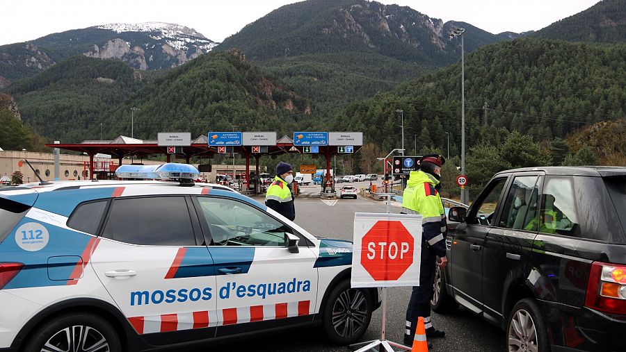 Control dels Mossos d'Esquadra a l'entrada del túnel del Cadí venint de la Cerdanya