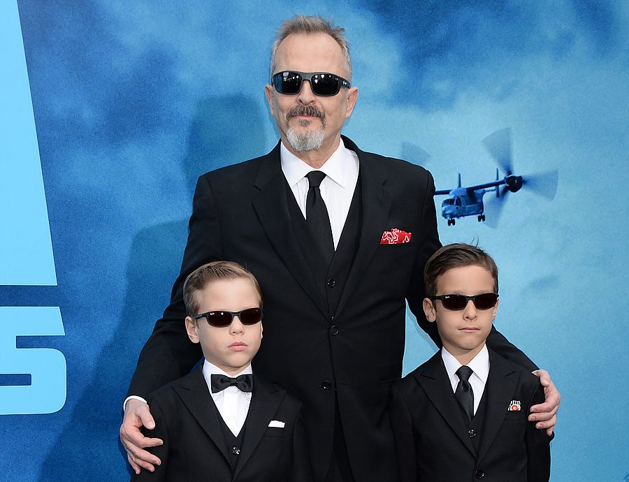 Miguel Bosé con sus hijos