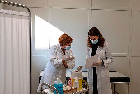 Trabajadoras de la salud realizan una demostración del proceso de vacunación en un centro sanitario en Atenas