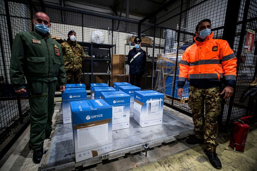 Dosis de la vacuna para su distribución en Italia en el aeropuerto militar Mario De Bernardi de Pratica di Mare, cerca de Roma
