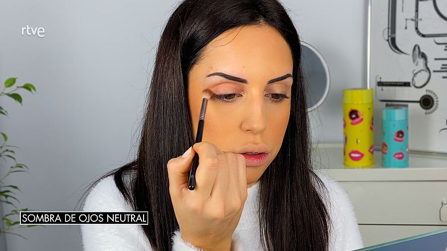 Anabel Mua aplica una sombra natural en la cuenca del ojo