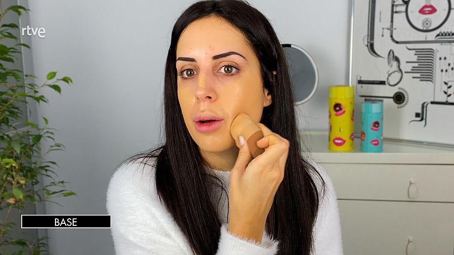 Anabel Mua se aplica la base de maquillaje en su rostro