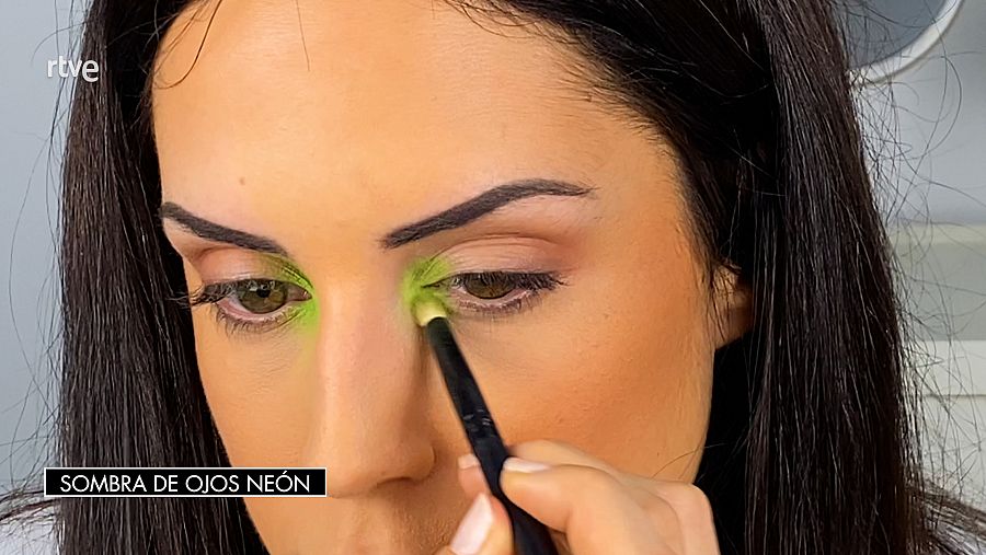 Anabel Mua se aplica la sombra en tono neón en el lagrimal