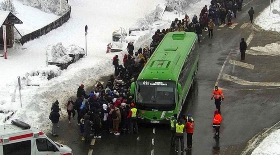 El sábado fueron evacuadas 350 personas atrapadas por el colapso de los accesos en la sierra.