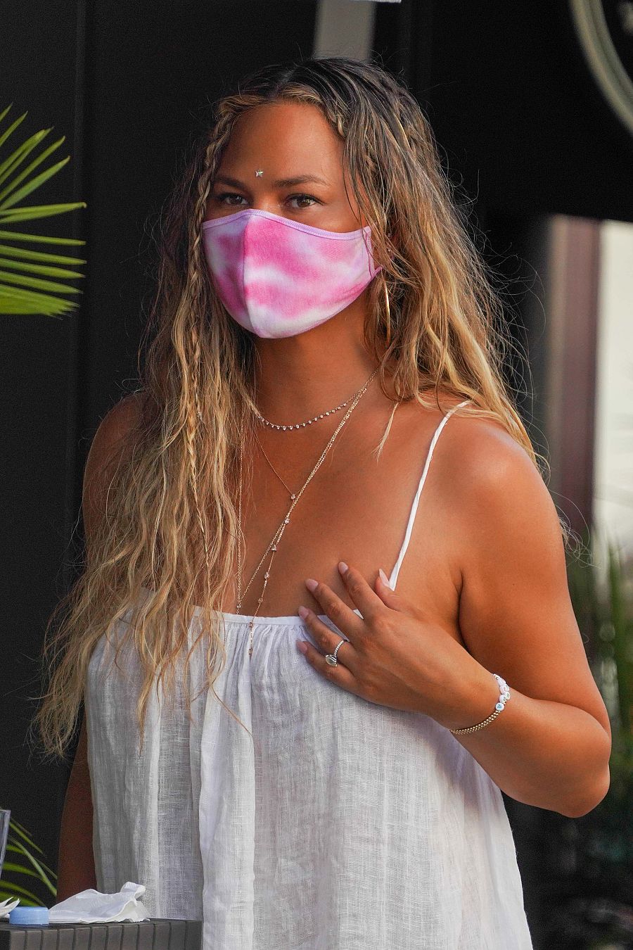 Chrissy Teigen luce bronceado en la playa