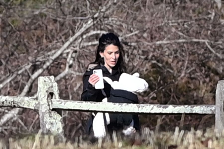 Hilaria Thomas con su hijo en los Hamptons