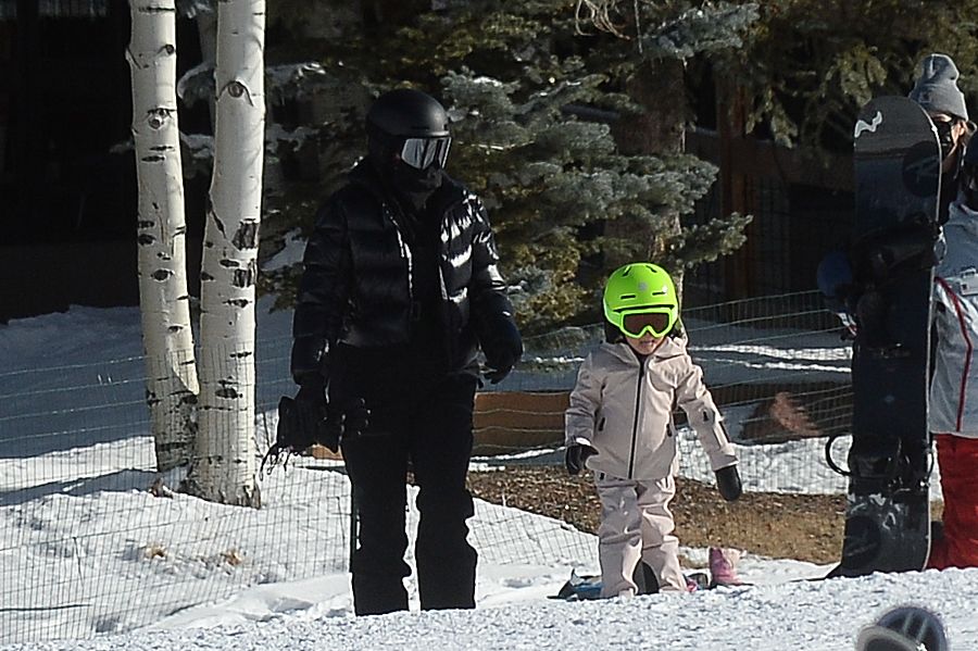 Kylie Jenner enseña a Stormi a hacer snowboard