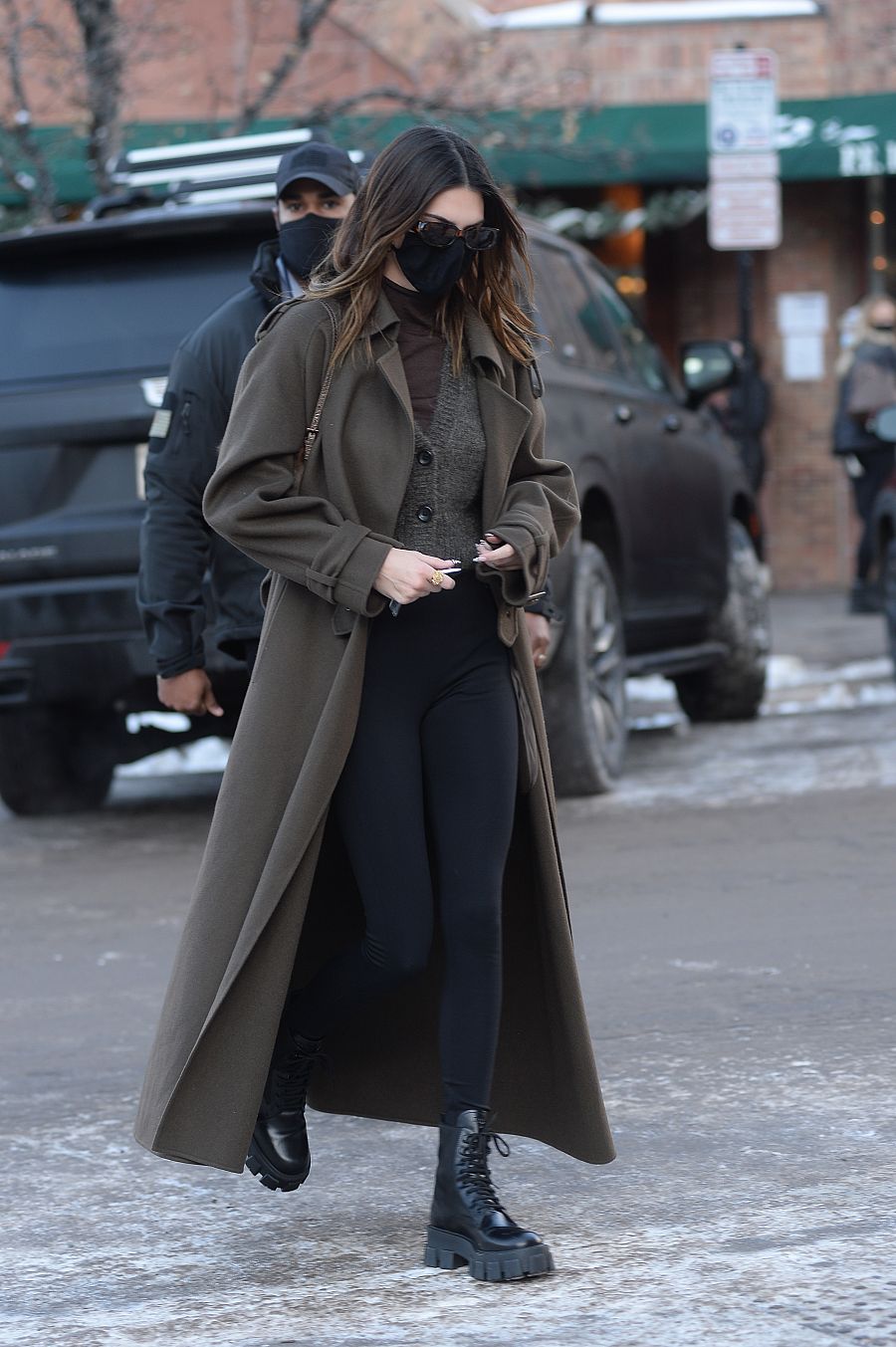 Kendall Jenner sale de compras en Aspen