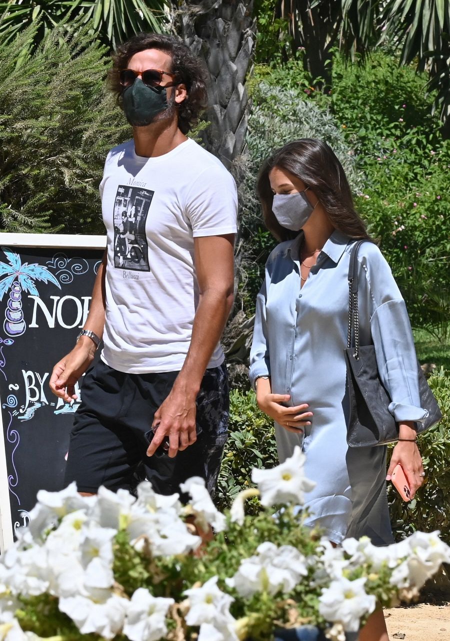 Feliciano López y Sandra Gago paseando