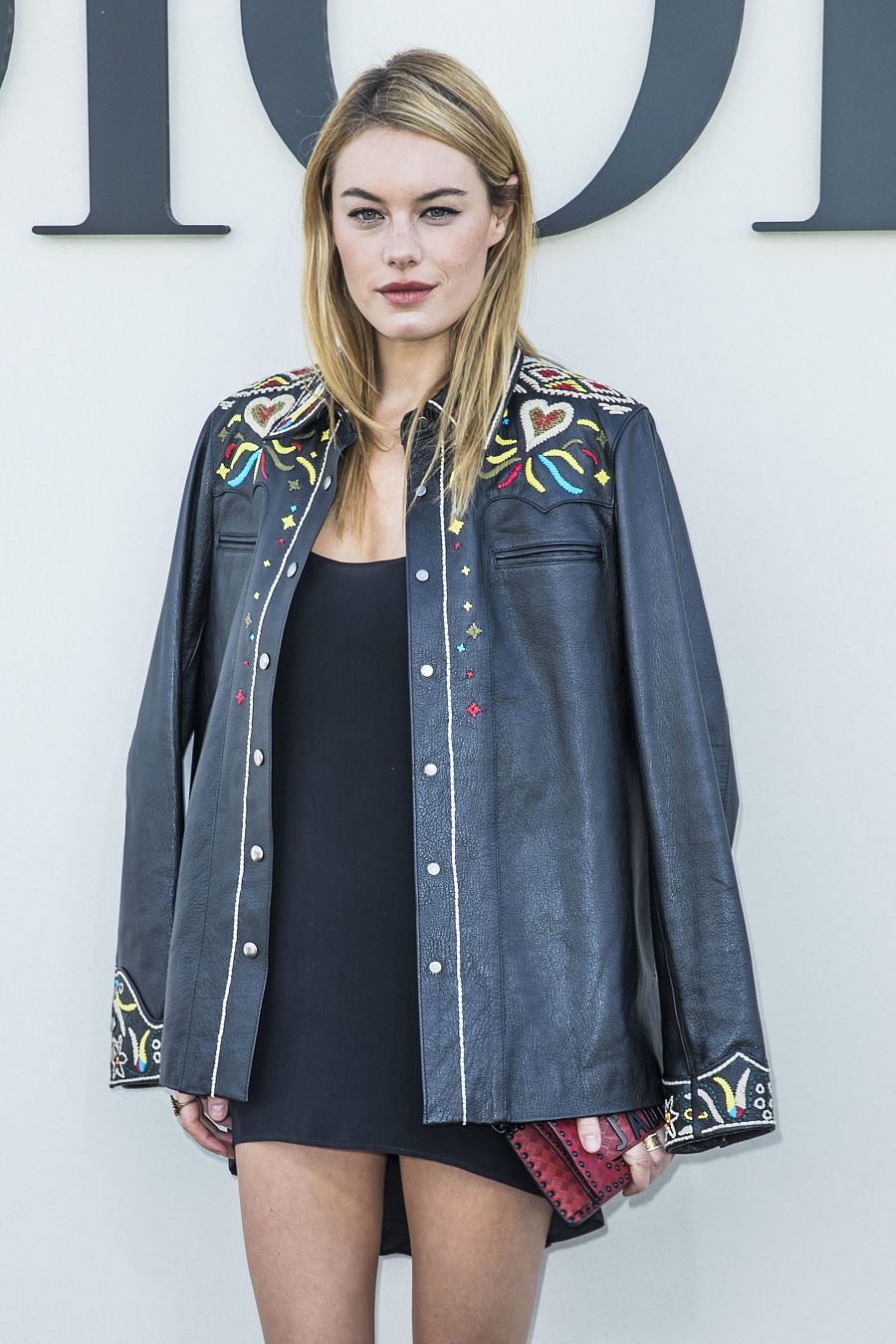 La modelo Camille Rowe en un photocall de Dior en la Paris Fashion Week en 2018