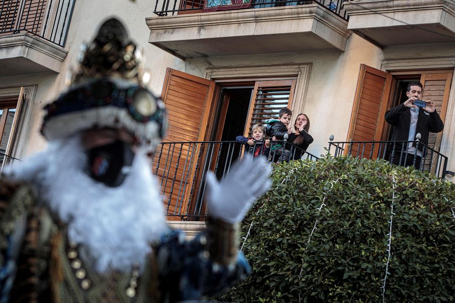 Los Reyes Magos desafían al frío y pasan bajo los balcones de muchos pueblos