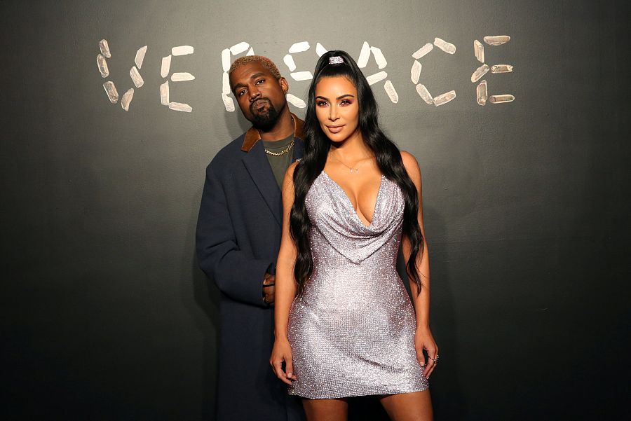 Kim Kardashian y Kanye West en una presentación de Versace en Nueva York, 2018