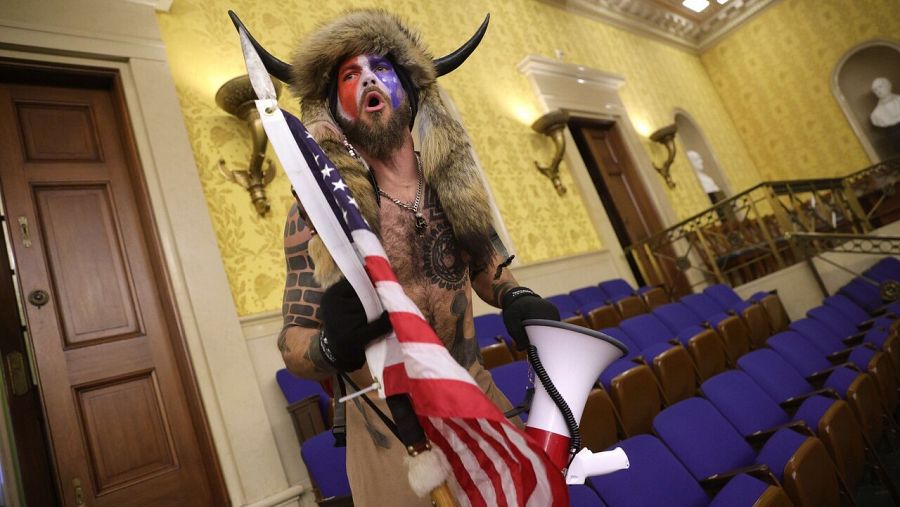 Un partidario de Trump, identificado por Efe como Jake Angeli, en el interior del Capitolio. Foto: Win McNamee/Getty Images/AFP