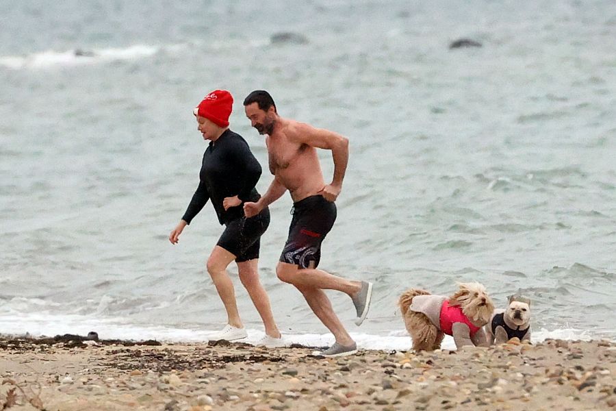 Hugh Jackman y su mujer retan al fríoen la playa