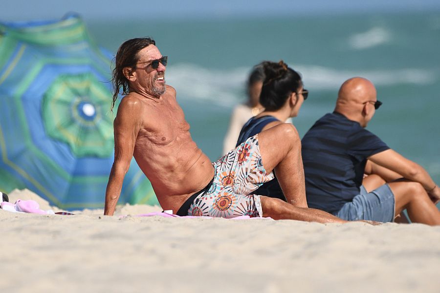 El cantante Iggy Pop tomando el sol