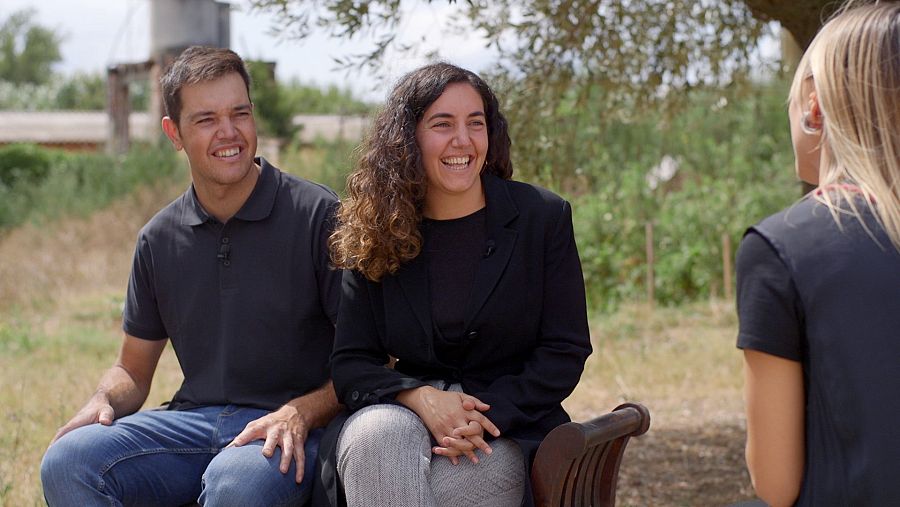 Carla Lladó parla amb un noi i una noia