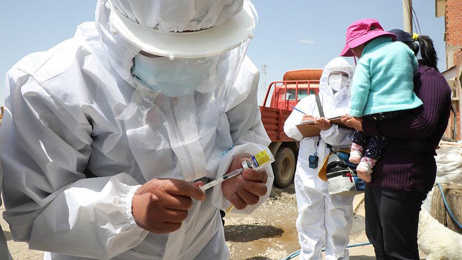 En Bolivia, la cobertura infantil ha registrado un preocupante descenso, por lo que los vacunadores han decidido ir casa por casa.
