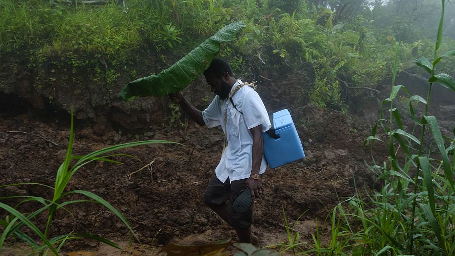 En Vanuatu y otros rincones del mundo, los trabajadores sanitarios deben cargar con las vacunas durante kilómetros.