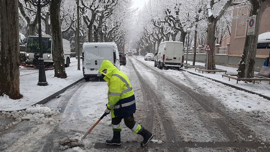 Un operari d'Olot retira neu del carrer