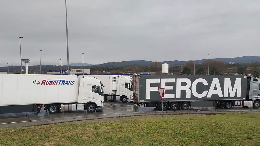 Imatge de camions immobilitzats a La Jonquera pel temporal