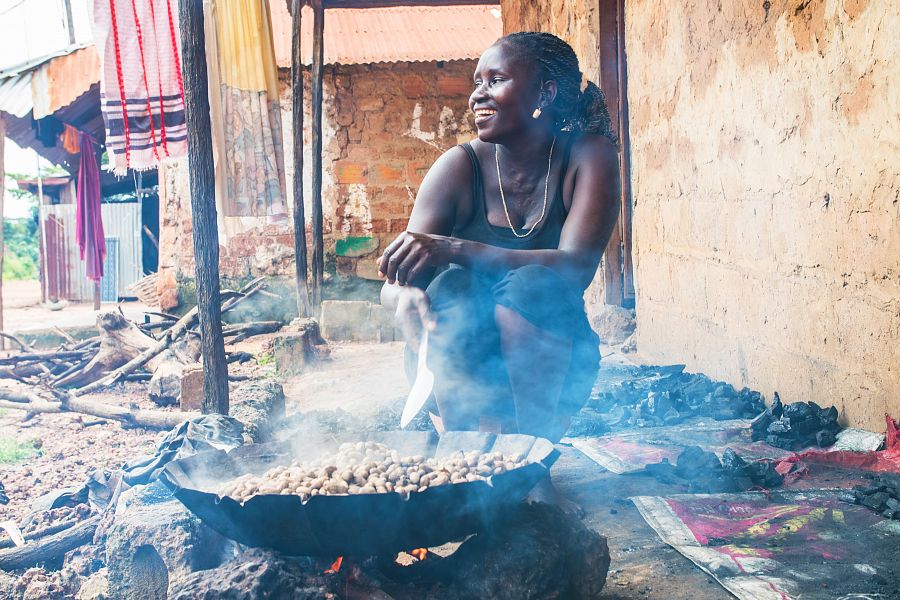 Una mujer guineoecuatoriana tuesta los cacahuetes para preparar la salsa