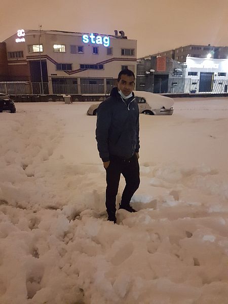 Gabi muestra el abrigo que le ha regalado Toni en los alrededores del albergue