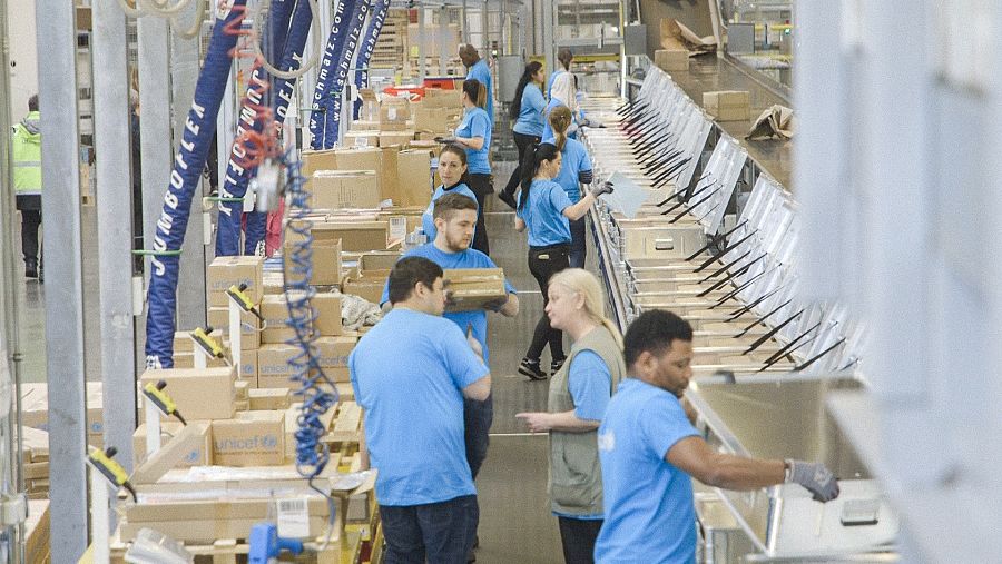 Desde este almacén se envían decenas de miles de artículos vitales para los niños más necesitados.