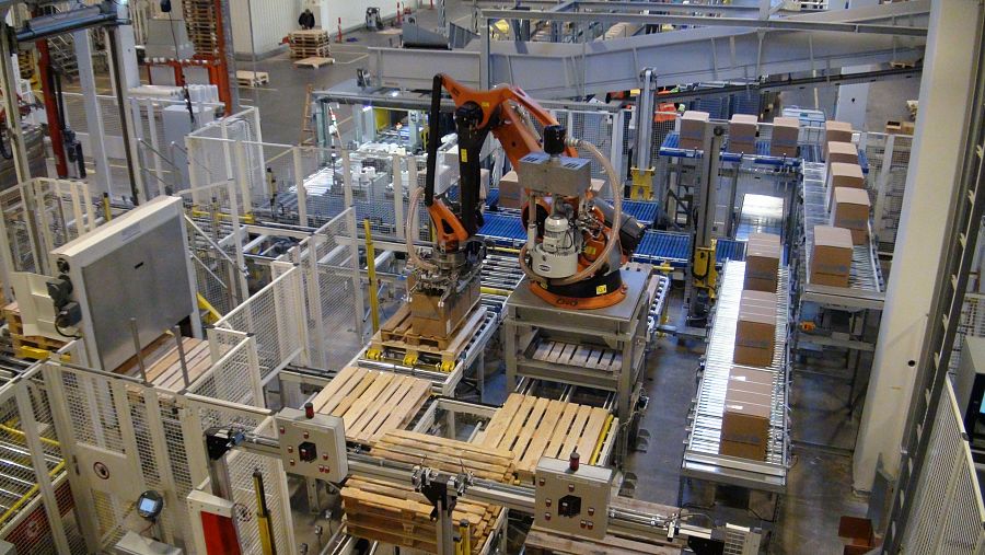 Los robots son una parte fundamental de este almacén humanitario.